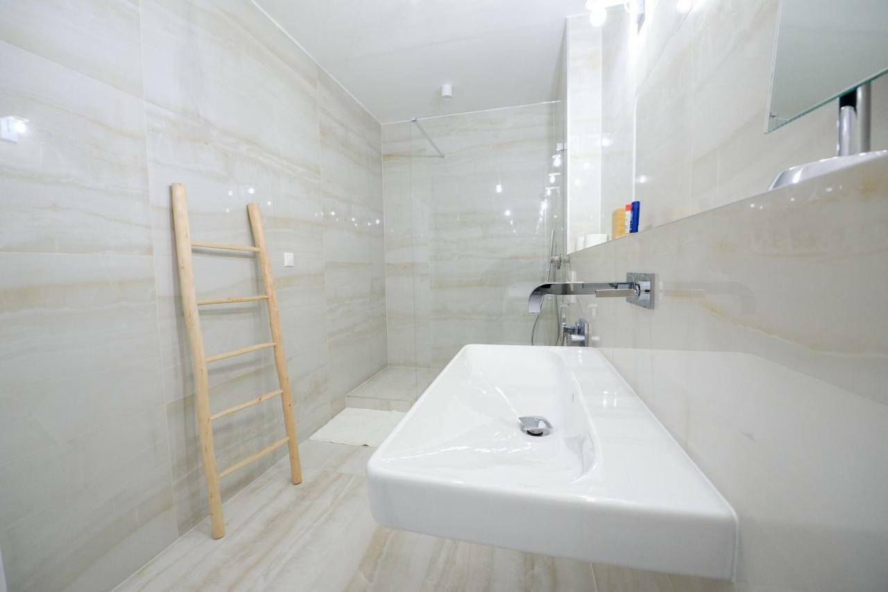 Center Aupark Apartment Пиещани Екстериор снимка