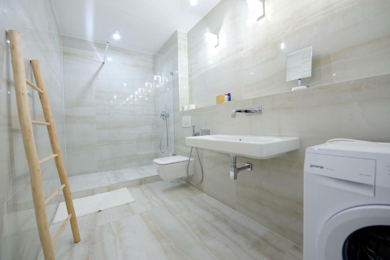Center Aupark Apartment Пиещани Екстериор снимка